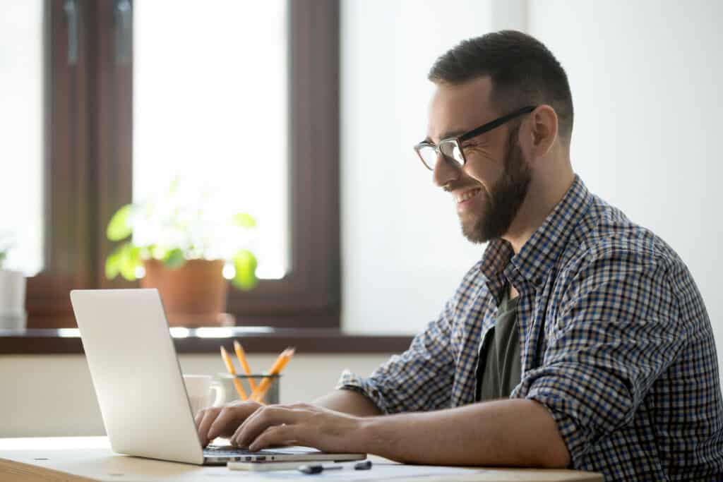 Seleziona un piano di hosting e un nome di dominio